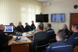 kadra kierownicza brzeskiej jednostki podczas odprawy rocznej prowadzonej przez komendanta