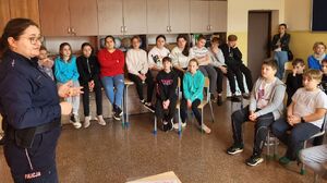 policjantka przemawiająca do grupy młodzieży