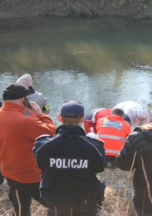 policjanci pracujący na miejscu znalezienie zwłok kobiety