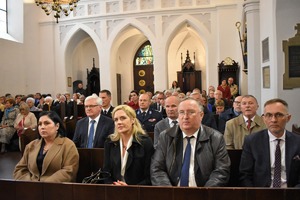 zdjęcie uczestników mszy świętej z okazji jubileuszu 40-lecia szpitala powiatowego