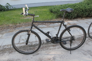 rower w kolorze czarnym