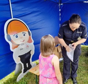 policjantka rozmawiająca z dziewczynką