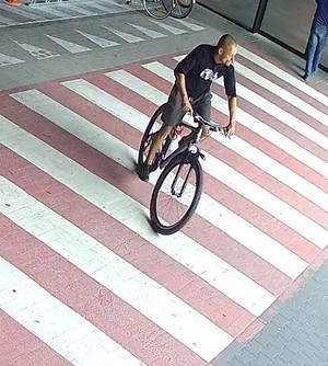Mężczyzna jadący na rowerze po pasach