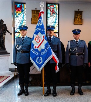 poczet sztandarowy komendy powiatowej policji w Brzesku stojący w kościele