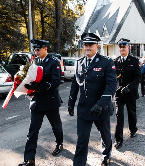 wychodząca z kościoła delegacja w składzie komendanta brzeskiej policji wraz z kierownikiem rewiru dzielnicowych