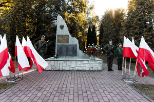 pomnik upamiętniający ofiary bombardowania węzła kolejowego Brzesko-Słotwina, po obu stronach wystawiona warta