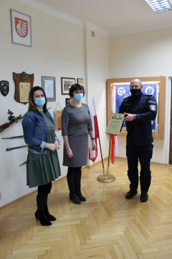 Komendant przekazuje certyfikat lidera ZPB Pani Dyrektor Publicznej Szkoły Podstawowej nr 3 w Brzesku