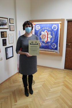 Dyrektor Publicznej Szkoły Podstawowej nr 3 w Brzesku z certyfikatem w ręku.
