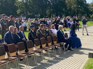 przedstawiciele służb mundurowych i goście w trakcie uroczystego odsłonięcia muralu