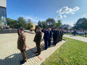 przedstawiciele służb mundurowych oddający honor podczas hymnu RP