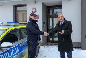 Starosta Brzeski wręczający kluczyki do nowego radiowozu policjantowi