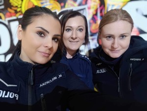 trzy policjantki pozujące do zdjęcia