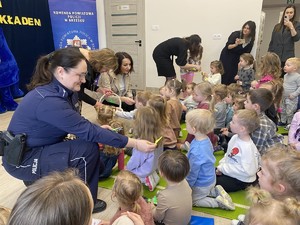 Pani Marszałek wraz z policjantką rozdaje odblaski przedszkolakom