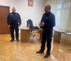 I Zastępca Komendanta Powiatowego w Brzesku przemawiający do kadry kierowniczej, obok stoi komendant powiatowy policji w Brzesku